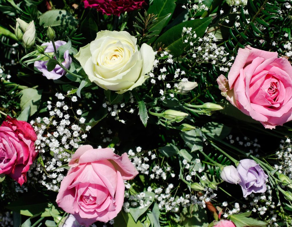 Articles et fleurs de deuil à Labry