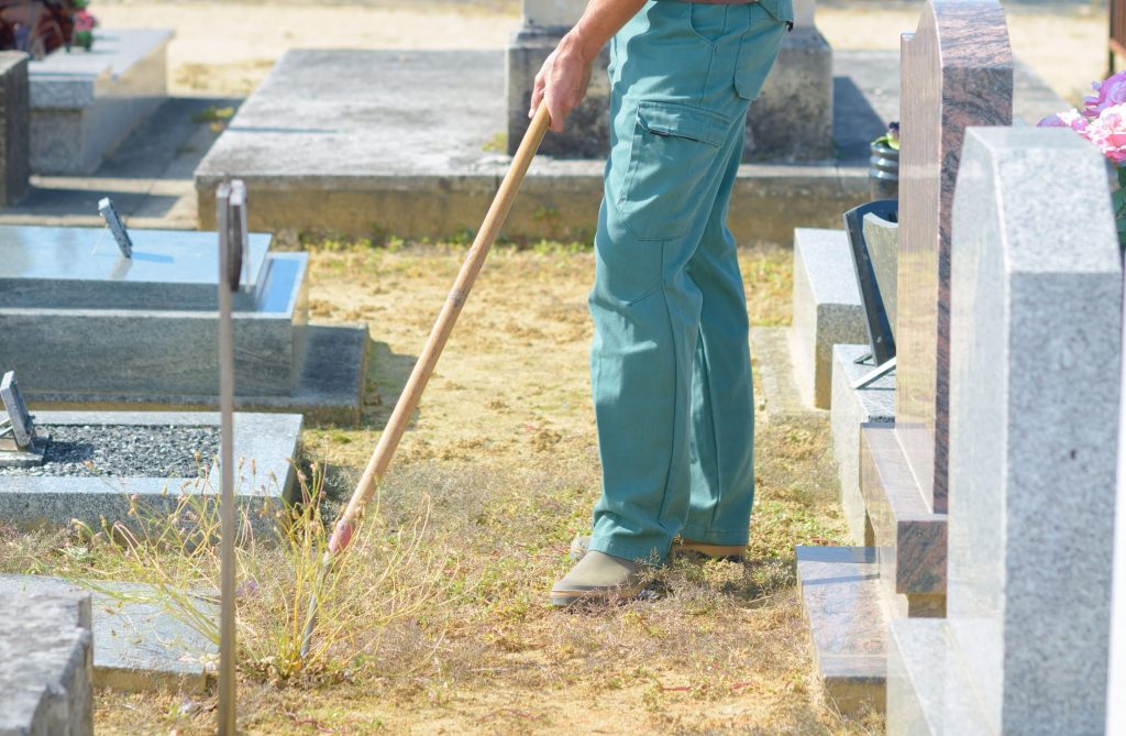 Entretenir et fleurir une sépulture à Labry