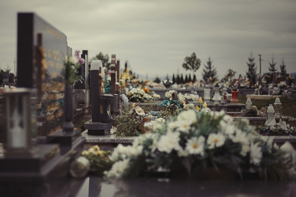 La concession est une parcelle de terrain de cimetière que la municipalité concède à un particulier pour y enterrer un proche disparu. Il ne s’agit en aucun cas d’un achat de terrain. La surface moyenne est d’environ 2m². Elle ne peut faire l’objet de vente et si elle n’est pas utilisée, elle peut être rétrocédée à la commune. En règle générale, c’est le caveau familial qui est choisi. Sinon, l’achat d’une concession est obligatoire. Les prix et attributions sont fixés par les municipalités, et sont donc variables en fonction des villes.